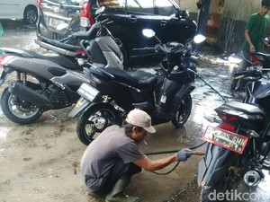 Musim Kemarau, Tempat Cuci Mobil di Jakarta Tak Kekurangan Air