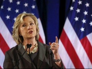 Hillary Clinton Serahkan Salinan Email Pribadi ke FBI
