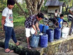 Dampak Kekeringan, Sebagian Warga di Sukabumi Konsumsi Air Kotor
