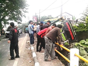 Truk Tronton Ini Dibiarkan Menggantung di Atas Rel KA Bogor-Sukabumi