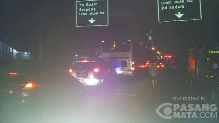 Arus Lalin Tersendat di Sekitar Kebakaran Gudang Kayu di Ciputat