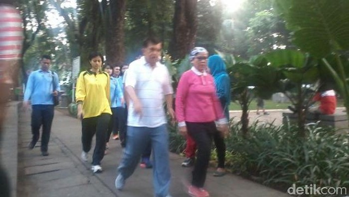 Minggu Pagi, JK Jogging di Taman Suropati