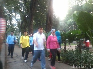 Minggu Pagi, JK Jogging di Taman Suropati