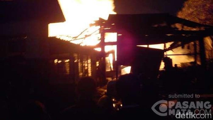 Ini Penampakan Kobaran Api yang Melalap Gudang Kayu di Ciputat