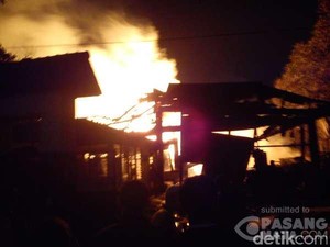 Api yang Menghanguskan Gudang Kayu di Ciputat Diduga Berasal dari Oven
