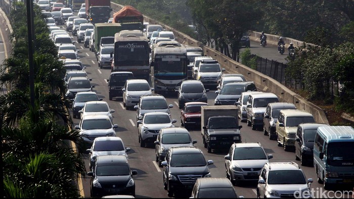 Aktifitas warga Jakarta hari ini mulai normal. Kemacetan pun kembali menyapa Jakarta. Seperti terlihat di tol kawasan TB Simatupang, Jakarta Selatan, Senin (27/7/2015). Setelah sampat lengang selama beberapa pekan dikarenakan libur lebaran, jalanan di ibu kota mulai kembali macet. Hasan Al Habshy/detikcom.