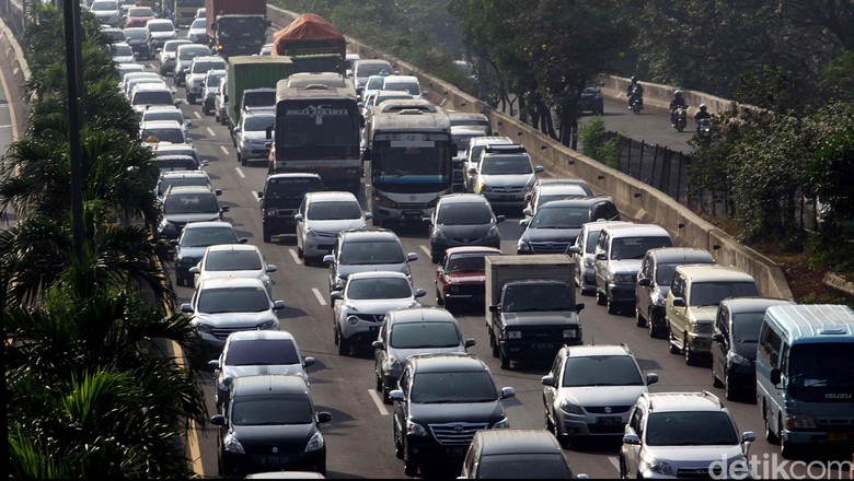 Macet Kembali Sapa Jakarta Aktifitas warga Jakarta hari ini mulai normal. Kemacetan pun kembali menyapa Jakarta. Seperti terlihat di tol kawasan TB Simatupang, Jakarta Selatan, Senin (27/7/2015). Setelah sampat lengang selama beberapa pekan dikarenakan libur lebaran, jalanan di ibu kota mulai kembali macet. Hasan Al Habshy/detikcom.