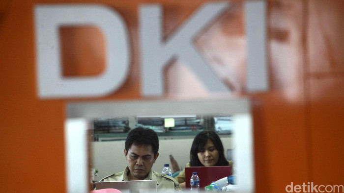 Sejumlah PNS DKI Jakarta memulai hari pertama kembali bekerja pasca cuti bersama hari raya Idul Fitri, Kantor Pemprov DKI, Rabu (22/7/2015). Ada sekitar 1.000 PNS DKI Jakarta terdata belum melakukan absen kedatangan pagi ini. Ada sekitar 1000 PNS DKI Jakarta terdata belum melakukan absen kedatangan pagi ini. Hasan Al Habshy/detikcom.