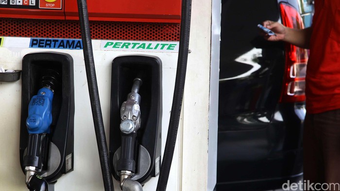 PT Pertamina (Persero) sudah siap untuk menjual produk bensin terbarunya yakni Pertalite. Bensin RON 90 ini akan dijual pertamakali di SPBU Coco, Abdul Muis, Jakarta pada Jumat (24/7/2015) mendatang. Petugas beraktivitas di SPBU Coco, Abdul Muis, Jakarta, Selasa (21/7/2015). Pada Jumat (24/7/2015) mendatang, SPBU ini siap menjual Pertalite RON 90.  Hasan Al Habshy/detikcom.
