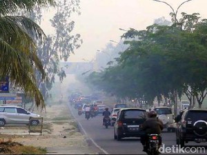 Sempat Menghilang Diguyur Hujan, Asap Kembali Kepung Pekanbaru