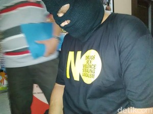 Beli Ganja yang Diselundupkan Dalam Buku, WNI Lulusan S2 AS Dicokok BNN