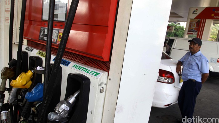 PT Pertamina (Persero) sudah siap untuk menjual produk bensin terbarunya yakni Pertalite. Bensin RON 90 ini akan dijual pertamakali di SPBU Coco, Abdul Muis, Jakarta pada Jumat (24/7/2015) mendatang. Petugas beraktivitas di SPBU Coco, Abdul Muis, Jakarta, Selasa (21/7/2015). Pada Jumat (24/7/2015) mendatang, SPBU ini siap menjual Pertalite RON 90.  Hasan Al Habshy/detikcom.