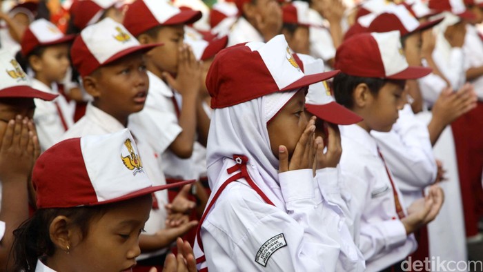 Hari ini merupakan hari pertama masuk sekolah bagi siswa-siswi kelas satu SD. Berbagai ekspresi terpancar dari anak-anak yang tahun lalu masih di bangku taman kanan-kanan tersebut. Beginilah suasana di saat hari pertama sekolah di SDN 01 Pagi Lebak Bulus, Jakarta Selatan, Senin (27/7/2015). Hasan Al Habshy/detikcom.