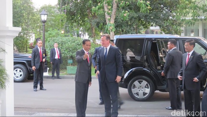 Presiden Jokowi Sambut Kedatangan PM David Cameron di Istana