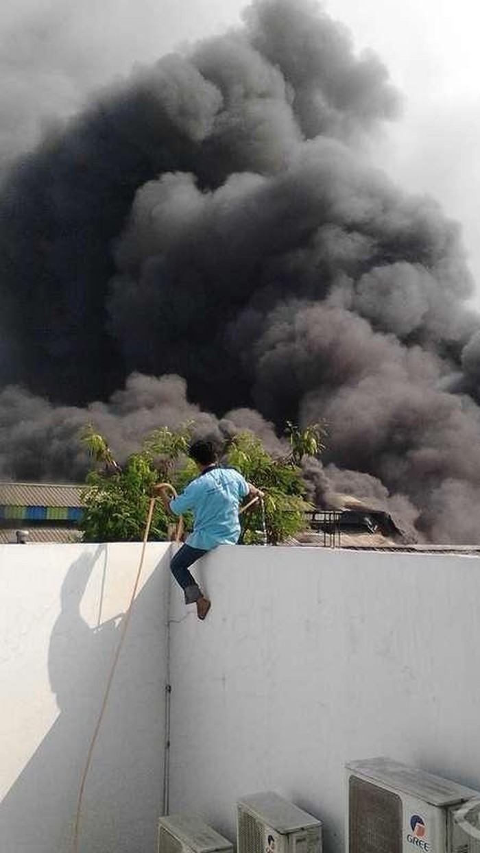 Penampakan Pabrik Sepatu Terbakar Hebat di Tangerang