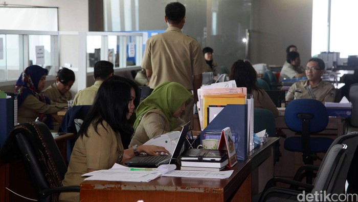 Sejumlah PNS DKI Jakarta memulai hari pertama kembali bekerja pasca cuti bersama hari raya Idul Fitri, Kantor Pemprov DKI, Rabu (22/7/2015). Ada sekitar 1.000 PNS DKI Jakarta terdata belum melakukan absen kedatangan pagi ini. Ada sekitar 1000 PNS DKI Jakarta terdata belum melakukan absen kedatangan pagi ini. Hasan Al Habshy/detikcom.