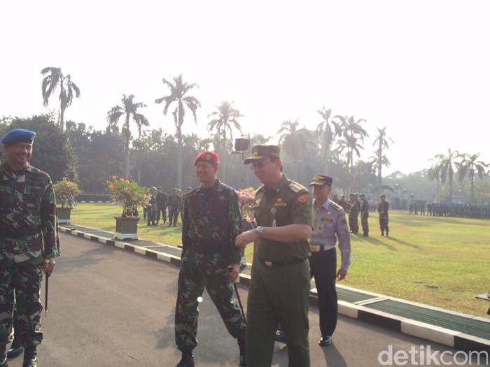 Ahok Punya Gagasan Anggota TNI dan Polri Aktif Gratis Naik TransJ