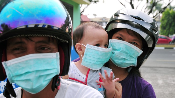 Tanggulangi Bahaya Asap Kebakaran Lahan, Kemenkes Bagikan 65.000 Masker