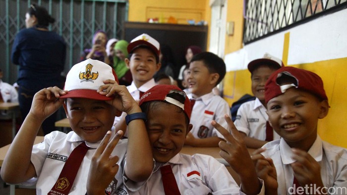 Hari ini merupakan hari pertama masuk sekolah bagi siswa-siswi kelas satu SD. Berbagai ekspresi terpancar dari anak-anak yang tahun lalu masih di bangku taman kanan-kanan tersebut. Beginilah suasana di saat hari pertama sekolah di SDN 01 Pagi Lebak Bulus, Jakarta Selatan, Senin (27/7/2015).  Hasan Al Habshy/detikcom.