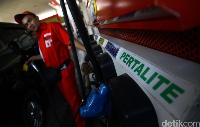 PT Pertamina (Persero) sudah siap untuk menjual produk bensin terbarunya yakni Pertalite. Bensin RON 90 ini akan dijual pertamakali di SPBU Coco, Abdul Muis, Jakarta pada Jumat (24/7/2015) mendatang. Petugas beraktivitas di SPBU Coco, Abdul Muis, Jakarta, Selasa (21/7/2015). Pada Jumat (24/7/2015) mendatang, SPBU ini siap menjual Pertalite RON 90.  Hasan Al Habshy/detikcom.