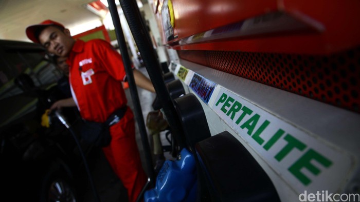 Bensin Baru Pertalite PT Pertamina (Persero) sudah siap untuk menjual produk bensin terbarunya yakni Pertalite. Bensin RON 90 ini akan dijual pertamakali di SPBU Coco, Abdul Muis, Jakarta pada Jumat (24/7/2015) mendatang. Petugas beraktivitas di SPBU Coco, Abdul Muis, Jakarta, Selasa (21/7/2015). Pada Jumat (24/7/2015) mendatang, SPBU ini siap menjual Pertalite RON 90. Hasan Al Habshy/detikcom.