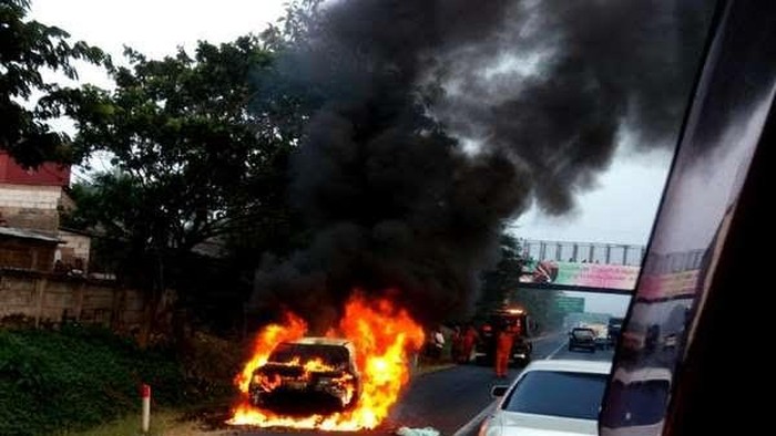 Mercy Terbakar di Tol Jagorawi, Arah Cawang Macet 2 Km