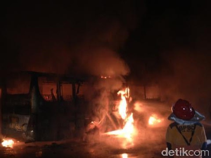 bus mira jurusan surabaya-jogjakarta terbakar di madiun