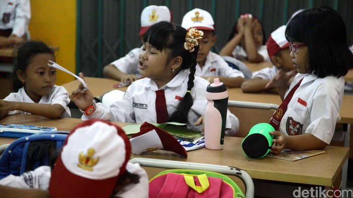 Hari Pertama Sekolah, Hindari Memaksa Anak untuk Langsung Berkenalan