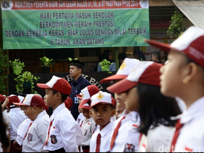 Hari ini merupakan hari pertama masuk sekolah bagi siswa-siswi kelas satu SD. Berbagai ekspresi terpancar dari anak-anak yang tahun lalu masih di bangku taman kanan-kanan tersebut. Beginilah suasana di saat hari pertama sekolah di SDN 01 Pagi Lebak Bulus, Jakarta Selatan, Senin (27/7/2015).  Hasan Al Habshy/detikcom.