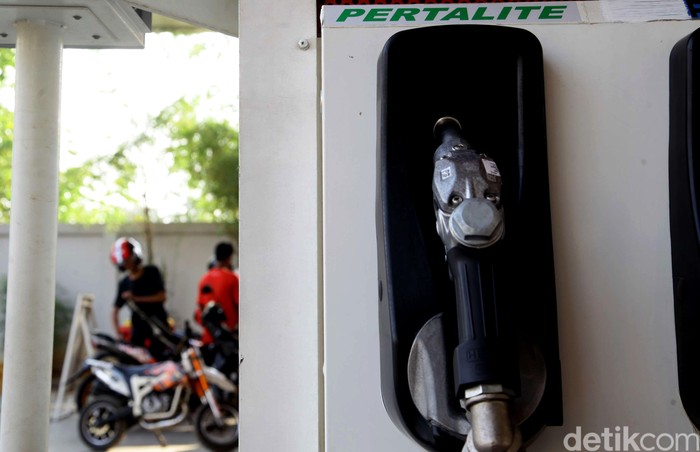 PT Pertamina (Persero) sudah siap untuk menjual produk bensin terbarunya yakni Pertalite. Bensin RON 90 ini akan dijual pertamakali di SPBU Coco, Abdul Muis, Jakarta pada Jumat (24/7/2015) mendatang. Petugas beraktivitas di SPBU Coco, Abdul Muis, Jakarta, Selasa (21/7/2015). Pada Jumat (24/7/2015) mendatang, SPBU ini siap menjual Pertalite RON 90.  Hasan Al Habshy/detikcom.