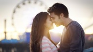 3 Alasan Ilmiah Pasangan Sering Tutup Mata Saat Berciuman