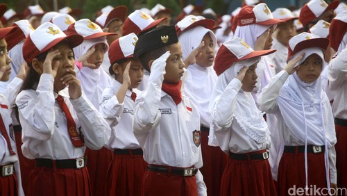 Hari ini merupakan hari pertama masuk sekolah bagi siswa-siswi kelas satu SD. Berbagai ekspresi terpancar dari anak-anak yang tahun lalu masih di bangku taman kanan-kanan tersebut. Beginilah suasana di saat hari pertama sekolah di SDN 01 Pagi Lebak Bulus, Jakarta Selatan, Senin (27/7/2015).  Hasan Al Habshy/detikcom.