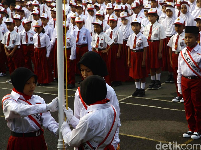 Hari ini merupakan hari pertama masuk sekolah bagi siswa-siswi kelas satu SD. Berbagai ekspresi terpancar dari anak-anak yang tahun lalu masih di bangku taman kanan-kanan tersebut. Beginilah suasana di saat hari pertama sekolah di SDN 01 Pagi Lebak Bulus, Jakarta Selatan, Senin (27/7/2015).  Hasan Al Habshy/detikcom.