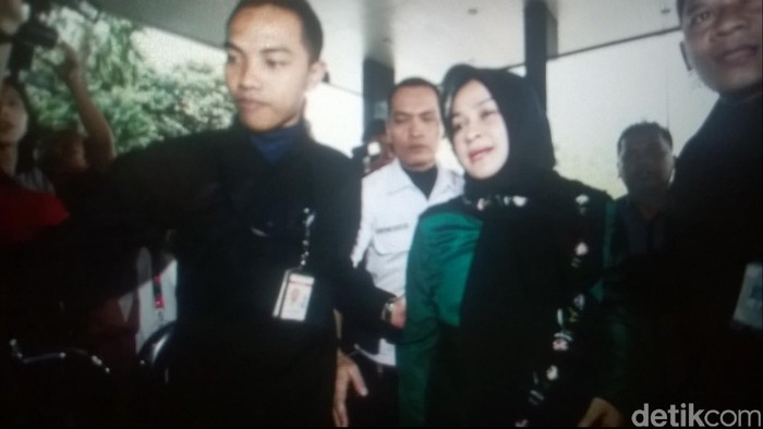 Gubernur Gatot dan Istri Mudanya Evy Penuhi Janji, Datang ke KPK Bersama