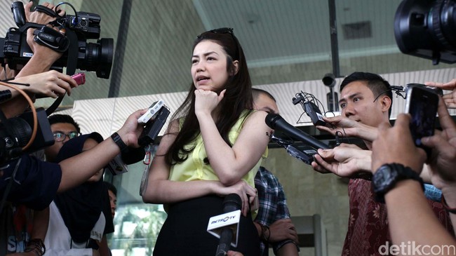 Pada 2015, nama Velove Vexia mengundang atensi. Bukan karena kariernya, melainkan sang ayah yang tersandung kasus korupsi. Beberapa kali, ia terlihat  mendatangi Gedung KPK untuk menjenguk O.C. Kaligis yang ditahan di Rutan Guntur. (Foto: Grandyos Zafna/detikcom)