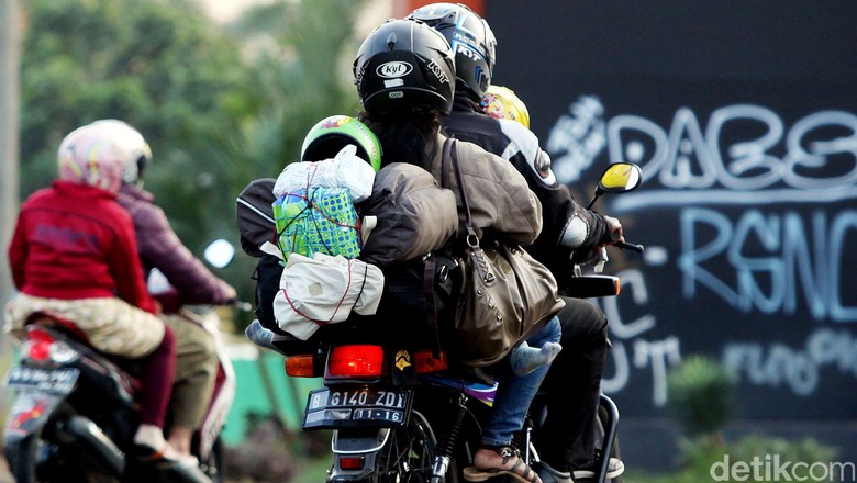 Pemudik Bermotor Melepas Lelah Para pemudik yang menggunakan sepeda motor telah memasuki Bekasi, Rabu (22/7/2015). Sebagian dari mereka terus melanjutkan perjalanan, namun ada juga yang berhenti di Jalan Kalimalang untuk melepas lelah. Rengga Sancaya/detikcom.