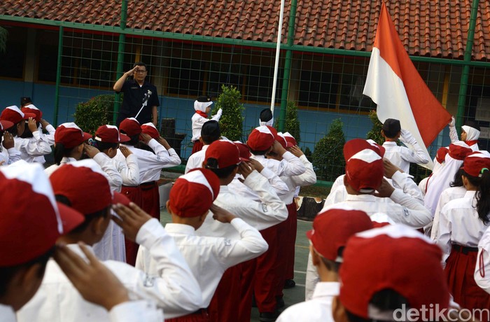 Hari ini merupakan hari pertama masuk sekolah bagi siswa-siswi kelas satu SD. Berbagai ekspresi terpancar dari anak-anak yang tahun lalu masih di bangku taman kanan-kanan tersebut. Beginilah suasana di saat hari pertama sekolah di SDN 01 Pagi Lebak Bulus, Jakarta Selatan, Senin (27/7/2015).  Hasan Al Habshy/detikcom.