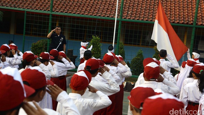Ekspresi Anak Saat Pertama Masuk Sekolah Hari ini merupakan hari pertama masuk sekolah bagi siswa-siswi kelas satu SD. Berbagai mulut terpancar dari bawah umur yang tahun kemudian masih di dingklik taman kanan-kanan tersebut. Beginilah situasi di ketika hari pertama sekolah di SDN 01 Pagi Lebak Bulus, Jakarta Selatan, Senin (27/7/2015). Hasan Al Habshy/detikcom.