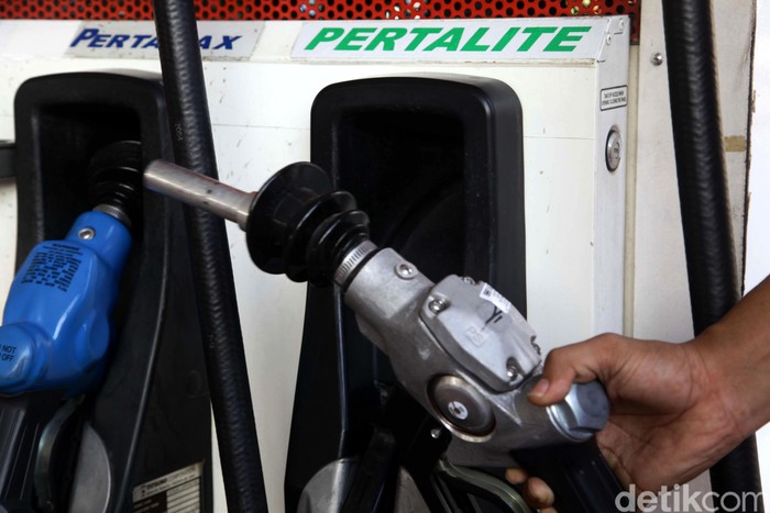PT Pertamina (Persero) sudah siap untuk menjual produk bensin terbarunya yakni Pertalite. Bensin RON 90 ini akan dijual pertamakali di SPBU Coco, Abdul Muis, Jakarta pada Jumat (24/7/2015) mendatang. Petugas beraktivitas di SPBU Coco, Abdul Muis, Jakarta, Selasa (21/7/2015). Pada Jumat (24/7/2015) mendatang, SPBU ini siap menjual Pertalite RON 90.  Hasan Al Habshy/detikcom.