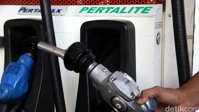 PT Pertamina (Persero) sudah siap untuk menjual produk bensin terbarunya yakni Pertalite. Bensin RON 90 ini akan dijual pertamakali di SPBU Coco, Abdul Muis, Jakarta pada Jumat (24/7/2015) mendatang. Petugas beraktivitas di SPBU Coco, Abdul Muis, Jakarta, Selasa (21/7/2015). Pada Jumat (24/7/2015) mendatang, SPBU ini siap menjual Pertalite RON 90.  Hasan Al Habshy/detikcom.