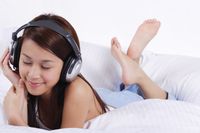 Asal jangan lupa lepas earphone atau headset sebelum tidur ya.