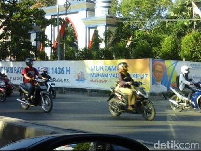 Tenda Mulai Dipasang di Lapangan Karebosi Makassar, Spanduk Bertebaran