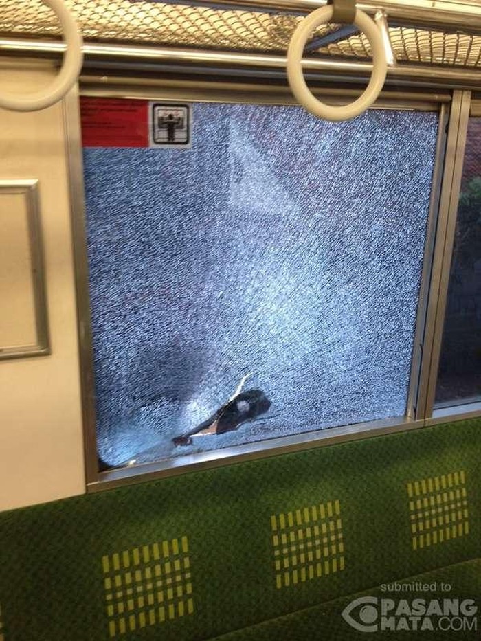 Kaca KRL Ditimpuk Batu di Cibinong, Penumpang Disuruh Ganti Kereta