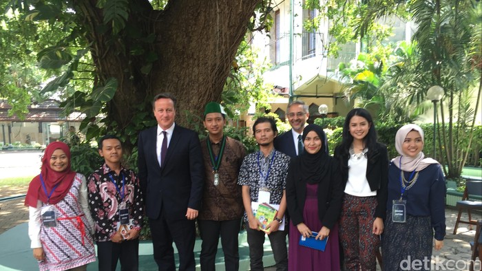 5 Pemuda Berdiskusi dengan PM David Cameron di Masjid Sunda Kelapa