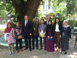 5 Pemuda Berdiskusi dengan PM David Cameron di Masjid Sunda Kelapa