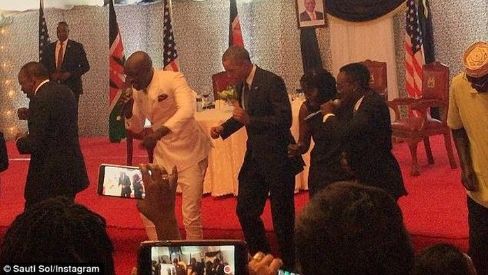 Saat Obama Berjoget di Kenya