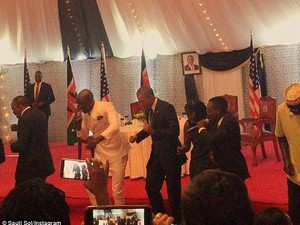 Saat Obama Berjoget di Kenya