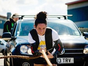 Wanita Terkuat di Inggris, Bisa Tarik Truk dan Mobil dengan Tangan Kosong