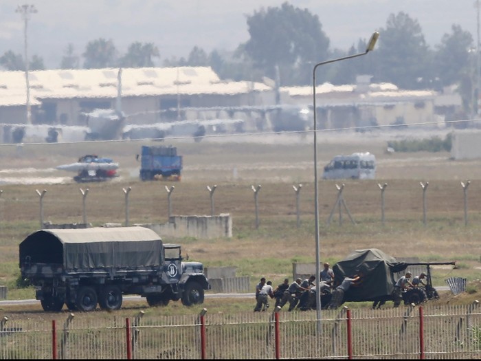 Turkish soldiers position an anti-aircraft gun at Incirlik airbase in the southern city of Adana, Turkey, July 27, 2015. Turkey attacked Kurdish insurgent camps in Iraq for a second night on Sunday, security sources said, in a campaign that could end its peace process with the Kurdistan Workers Party (PKK). REUTERS/Murad Sezer