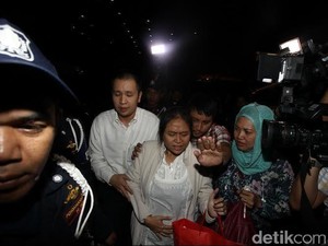 Bendahara Kantor OC Kaligis Aryani Novitasari Bungkam Usai Diperiksa KPK